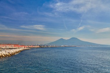 Napoli Panoraması, Napoli Körfezi 'ndeki liman manzarası ve Vezüv Dağı. Campania ili. İtalya.