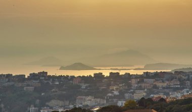Napoli, Avrupa 'nın en eski kentlerinden biridir. Bu Napoli, İtalya' nın en iyi manzarasıdır. Çok güzel ve güzel bir doğası var. Kasabayı ve denizi görebilir..