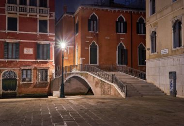 Venedik gece romantik pier fener şehir ışık yansıması