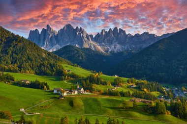Dünyanın en ünlü dağlık yeri, Santa Maddalena köyü arkasında büyülü Dolomites dağları, Val di Funes vadisi, Trentino Alto Adige bölgesi, İtalya, Avrupa