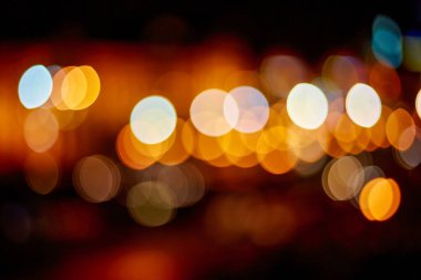 Soyut odaklanmış bokeh ışıkları arkaplanı. Gece kenti sokağı