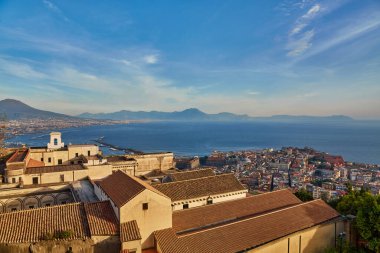 Castel Sant 'Elmo, İtalya, Napoli' deki Vomero Hill 'deki ortaçağ kalesi. Şato Certosa di San Martino 'ya bitişiktir, şehrin panoramik manzarası yukarıdadır.