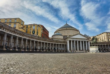 Napoli, İtalya - 24 Ekim 2019: Napoli, İtalya, şehrin ana meydanı Piazza del Plebiscito manzaralı Basilica Reale Pontificia San Francesco da Paola kilisesi ve Bourbon Kralı I. Ferdinand 'ın bronz heykeli.