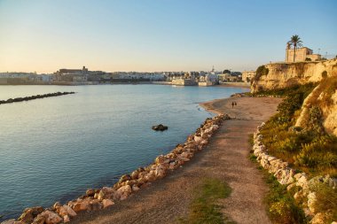 Otranto, Apulia, İtalya 'daki sahilde gün doğumu. Otranto Körfezi, Adriyatik Denizi kıyısındaki şehir, Puglia