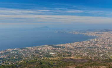 Napoli, Campania bölgesi, İtalya, Avrupa ve AB 'deki Vezüv Yanardağı' ndan panoramik manzara. Bulutlu bir günde Capri ve Akdeniz kıyılarına bakıyorum..