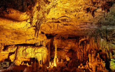 Grotte di Castellana 'daki Grotta Bianca mağarası Puglia, İtalya' da sarkıt ve dikitlerle dolu.