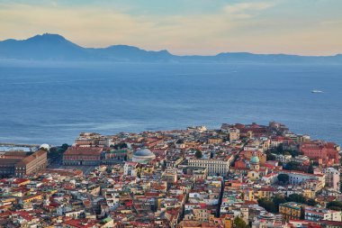 Napoli, İtalya akşam manzaralı şehir merkezi kıyı bölümü Plebiscito Meydanı ve Palazzo Gün batımında görülebilir.