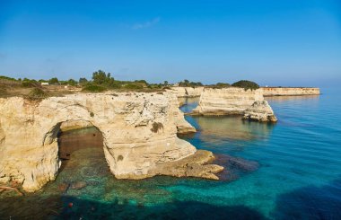 Popüler turistlerin gözde yaz manzarası Torre Sant 'Andrea. Adriyatik Denizi 'nin güzel sabah manzarası, Torre Sant' Andrea köyü konumu, Apulia bölgesi, İtalya, Avrupa.