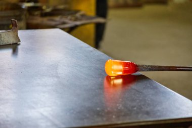 Murano fırın fabrikasında çalışırken cam ustası Venedik İtalya ayrıntıları kapat