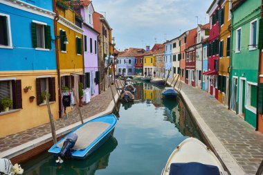 Burano Adası, Venedik, İtalya 'daki kanalın renkli evleri. Meşhur seyahat yeri.