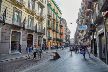 Napoli, İtalya - 24 Ekim 2019: Napoli 'deki tarihi merkezde dükkanları, kafesi ve hediyelik eşya dükkanları bulunan kalabalık bir cadde Via Toledo manzarası