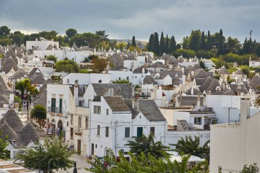 Alberobello 'nun trulli çatıları ve terasları olan genel manzarası, Apulia bölgesi, Güney İtalya