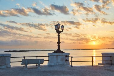 Bari - Sabah ışığında gezinti güvertesi, İtalya.