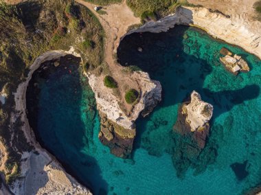 Sant 'Andrea, İtalya' ya yakın Elba sahil şeridi ve sahil manzaralı hava aracı.