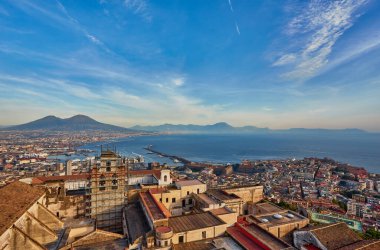 Napoli Panoraması, Napoli Körfezi 'ndeki liman manzarası ve Vezüv Dağı. Campania ili. İtalya.