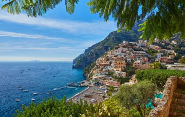 Positano 'nun panoramik manzarası. Rahat plajları ve İtalya' nın Campania kentindeki Amalfi Sahili 'ndeki mavi deniz manzarası. Amalfi kıyıları Avrupa 'da popüler seyahat ve tatil beldesidir..