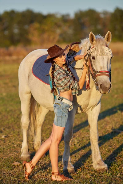 若いカウガールと馬屋外の肖像画 — ストック写真