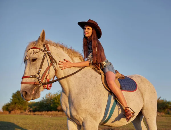 美丽的年轻女子 头戴牛仔帽 自然是一匹棕色的马 — 图库照片
