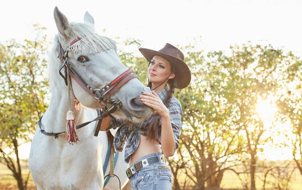 Şapkalı Mutlu Kovboy Kız Atına Sarılıyor — Stok fotoğraf