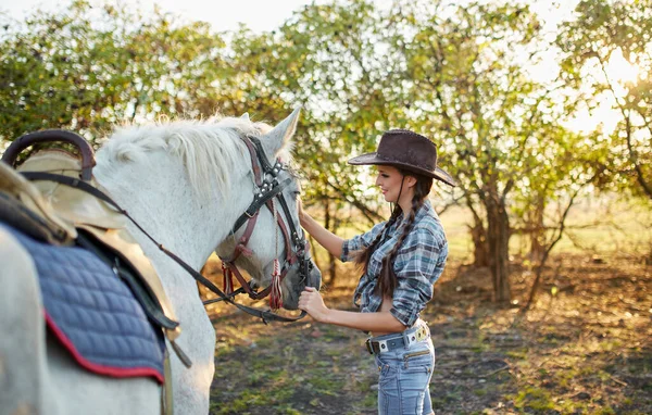 Portret Van Jonge Cowgirl Paard Buiten — Stockfoto