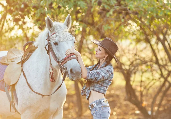 Portret Młodego Cowgirl Koń Zewnątrz — Zdjęcie stockowe