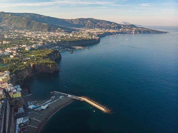 Meta 'nın uçan insansız hava aracından inanılmaz bir yaz manzarası, Napoli, Campania bölgesi, İtalya, Avrupa' da bir komün. Akdeniz 'in harika deniz manzarası.