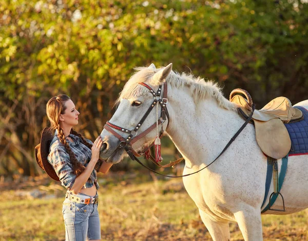 Gyönyörű Barna Hosszú Hajjal Lóval Portré Egy Cowboykalapos Lányról Lováról — Stock Fotó