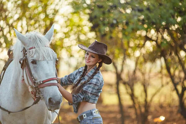 Feliz Bela Jovem Cowgirl Mulher Chapéu Abraçando Seu Cavalo — Fotografia de Stock