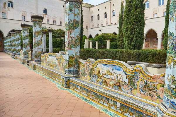 Неаполь, Италия - 25 октября 2019 года: Вид на украшенные фресками галереи Монументального комплекса Сент-Клэр в Неаполе, Италия.