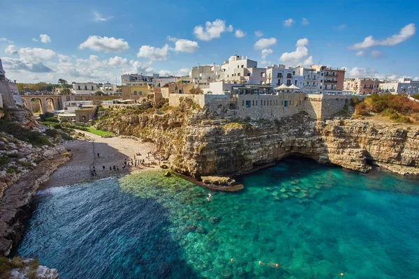 Polignano bir Mare kasabası, Puglia bölgesi, İtalya ve Avrupa 'nın muhteşem ilkbahar manzarası. Adriyatik Denizi 'nin renkli deniz manzarası. Seyahat konsepti arka planı.