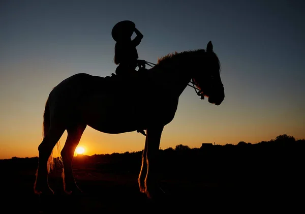 Paardenvrouw Galopperend Paard Met Rode Rijzende Zon Aan Horizon Mooie — Stockfoto