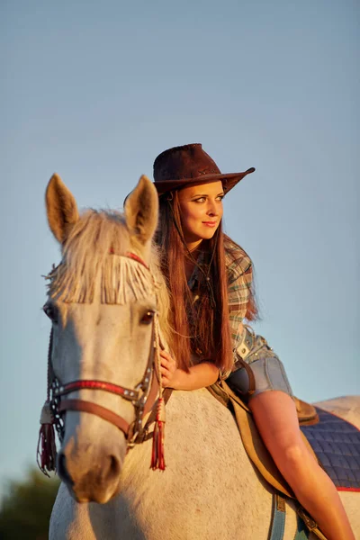 カウボーイ帽子の長い髪の美しい若い女性は 自然の中で茶色の馬と — ストック写真