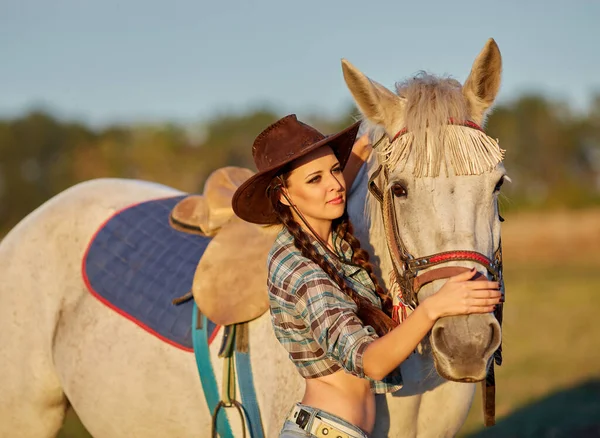 Gelukkig Mooie Jonge Vrouw Cowgirl Hoed Permanent Knuffelen Haar Paard — Stockfoto