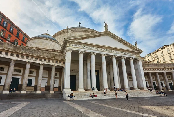 Napoli, İtalya - 24 Ekim 2019: Napoli 'deki Piazza del Plebiscito Kilisesi