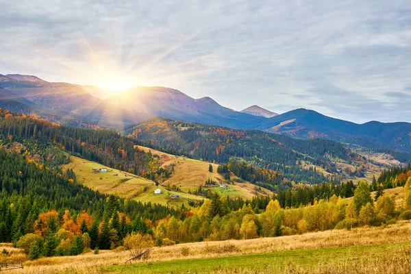 Uma Vista Deslumbrante Uma Manhã Outono Nas Montanhas Uma Aldeia — Fotografia de Stock