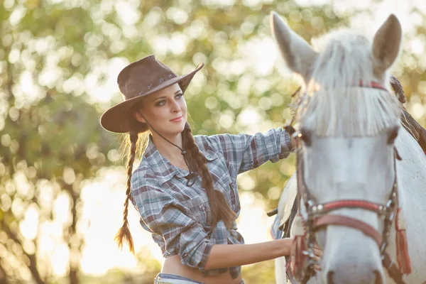 Mooie Brunette Vrouw Met Lang Haar Paard Portret Van Een — Stockfoto
