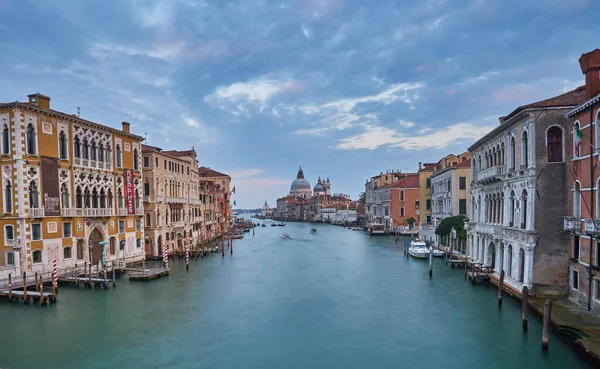 Régi Csatorna Híddal Gondola Házak Virágok Felhős Időjárásban Velence Olaszország — Stock Fotó