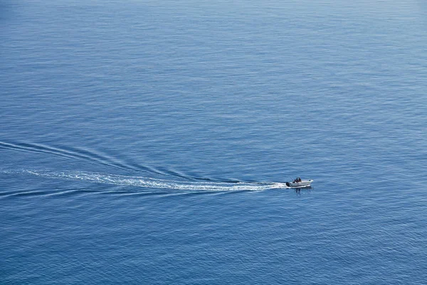 Boat Cruising Blue Mediterranean Sea Aerial View Italy — Stock Photo, Image