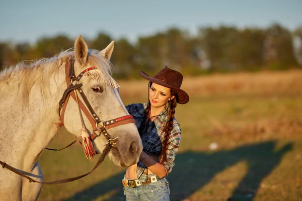Šťastná Kovbojka Klobouku Objímající Svého Koně — Stock fotografie