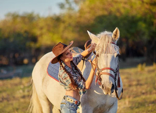 年轻女牛仔和马户外的肖像 — 图库照片