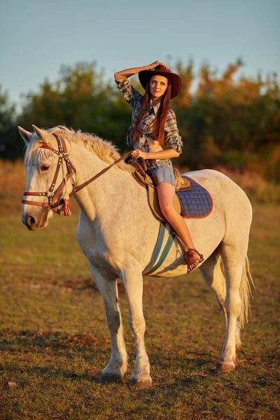 Mooi Meisje Berijden Van Een Paard Tegen Blauwe Hemel — Stockfoto