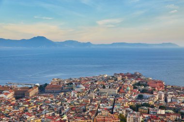Napoli Panoraması, Napoli Körfezi 'ndeki liman manzarası ve Vezüv Dağı. Campania ili. İtalya.