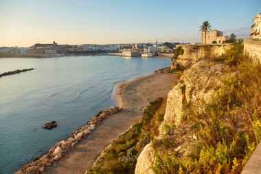 Otranto, Apulia, İtalya 'daki sahilde gün doğumu. Otranto Körfezi, Adriyatik Denizi kıyısındaki şehir, Puglia