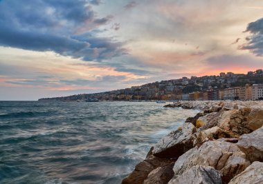 Napoli şehir ve Napoli Körfezi Doğu bölümünün görünümünü. İtalya.