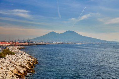 Napoli, İtalya: Şehrin panoramik manzarası ve Ufukta Vezüv Dağı ile Posilipo tepelerinden görüldüğü gibi liman manzarası. Şehir limanının deniz manzarası ve Tiren Denizi 'nin körfezi..