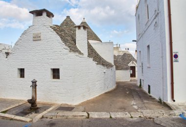 Alberobello 'nun trulli çatıları ve terasları olan genel manzarası, Apulia bölgesi, Güney İtalya