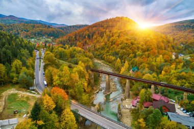 Batı Ukrayna 'daki Karpat Dağları' ndaki güzel bir dağ köyü Yaremche 'nin hava manzarası. Dağ nehri, evler ve oteller, sonbahar ormanı, kayalar. 