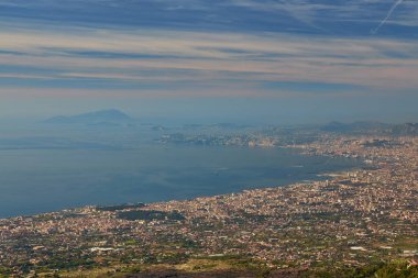 Napoli, Campania bölgesi, İtalya, Avrupa ve AB 'deki Vezüv Yanardağı' ndan panoramik manzara. Bulutlu bir günde Capri ve Akdeniz kıyılarına bakıyorum..