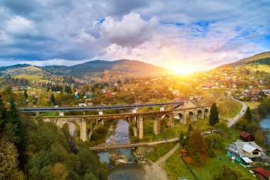 İHA 'dan hava görüntüsü. Viaduct üzerindeki hava manzarası inanılmaz Vorokhta Ukrayna 'daki bir Avusturya taş kemer köprüsü. Karpat Dağları 'nda bulutlu bir sonbahar günü