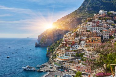 Görünüm Positano şehir çiçeklerle, Amalfi Coast, İtalya